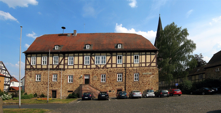 Hauptgebäude des Schlosses Dörnberg und seit 1952 Rathaus